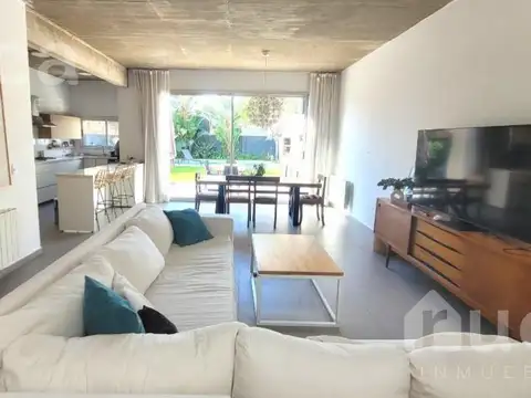 Casa en venta 3 dormitorios más escritorio, jardín y garage en San Isidro
