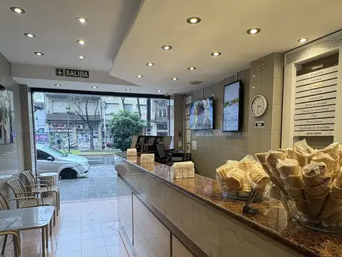 Venta. Flores. Local 48m2. Impecable. Bajas expensas