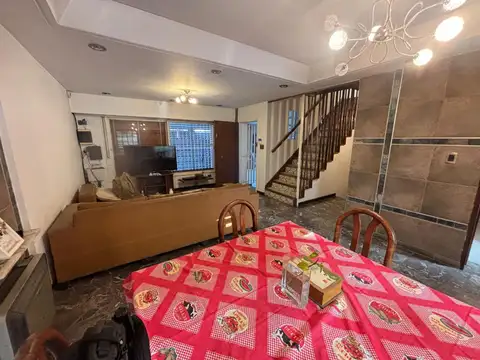 Casa 5 ambientes con 2 baños