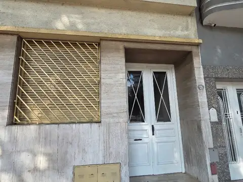 SEMIPISO 2 AMBIENTES  FRENTE EDIFICIO 2 PISOS 2° POR ESCALERA . FRENTE. BALCÓN.