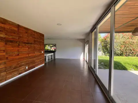 Casa 4 ambientes con 3 baños