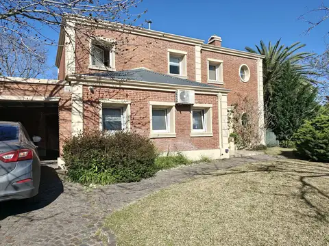 Casa en barrio Los Jazmines, Pilar del Este, APTO CREDITO