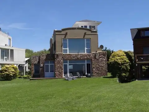 Casa en Alquiler Temporal con 2 cocheras