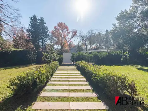 Casa en Venta con 3 cocheras