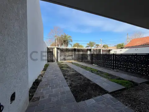 Casa 4 ambientes con 2 baños