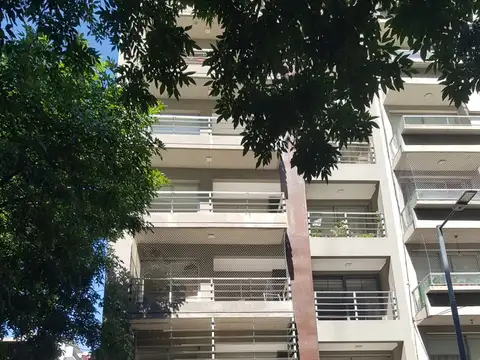 2 ambientes - frente - opcion cochera fija cubierta en edificio en alquiler