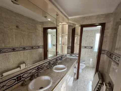 Casa 7 ambientes con 4 baños