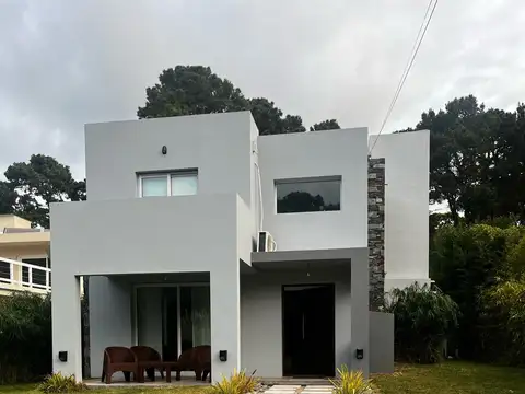 Moderna casa 5 ambientes en excelente lote