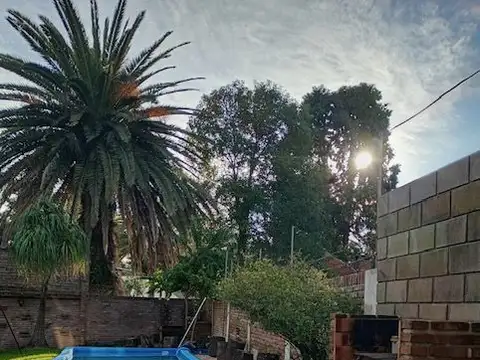 Chalet en 3 plantas. 4 dormitorios. Jardín con pileta. 2 cocheras