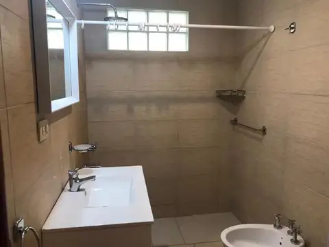 Casa 6 ambientes con 2 baños