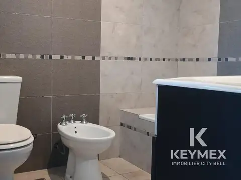 Departamento de 2 dormitorios con cochera en Alquiler
