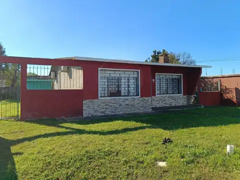 VENTA, casa de dos dormitorios, en Lezica.