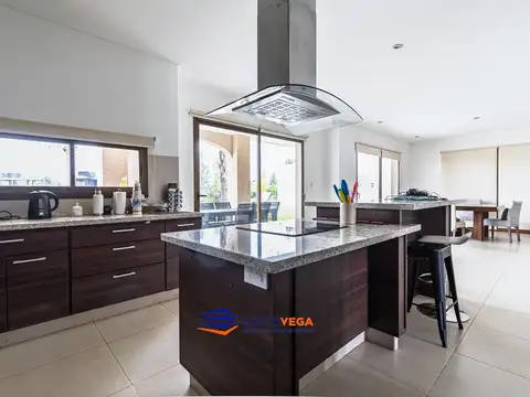 Casa en Alquiler con 2 cocheras