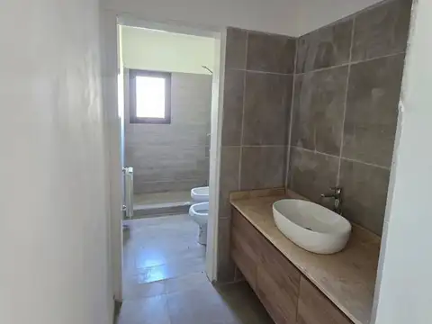 Casa 4 ambientes con 2 baños