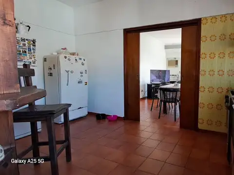 Galpón con  2 departamento y 1 local  en venta en Lomas del Mirador, La Matanza