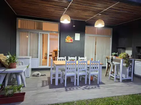 Casa 4 ambientes con 2 baños