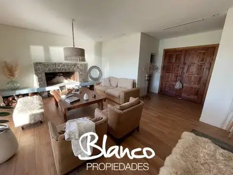 Casa en Venta con 3 cocheras