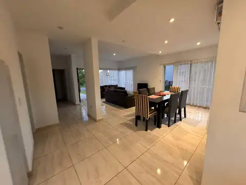 Casa 5 ambientes con 3 baños