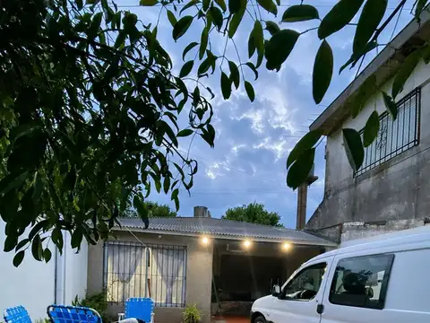 Casa en venta 3 ambientes c/ cochera en Isidro Casanova