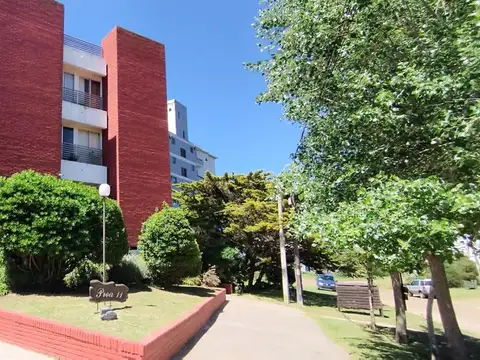 Venta y Alq Temp 2 amb c/ balcon y cochera 150mts del mar 