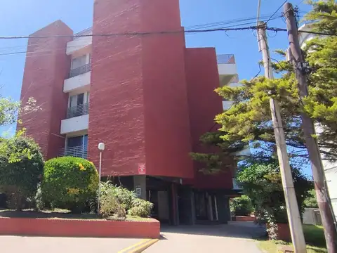 Av 1 4700, Piso 1