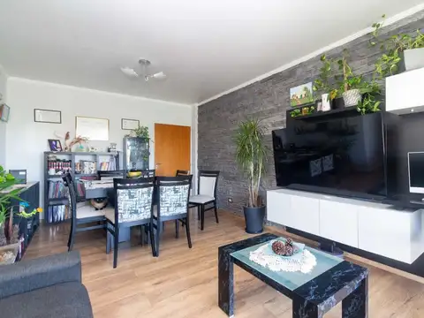 DEPARTAMENTO TRES AMB. SEMIPISO CON BCON AL FRENTE