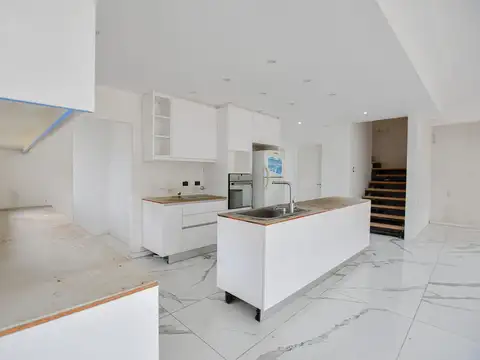 Casa 8 ambientes con 5 baños