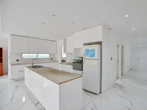 Casa en Alquiler con 2 cocheras