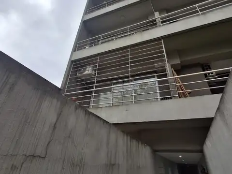 BALCON CONTRAFRENTE AMPLIO MONOAMBIENTE DIVISIBLE BAÑO COMPLETO