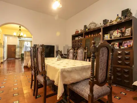 EN VENTA CASA DE 5 AMBIENTES EN ALMAGRO CON COCHERA MEXICO AL 4300