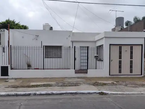 CASA EN ALQUILER 4 AMBIENTES CON GARAGE. CASTELAR SUR.