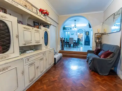 Casa 8 ambientes con 5 baños