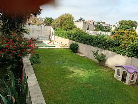 Casa de dos plantas a nuevo 5 amb 300m2 500m2 lote. Parque Pileta