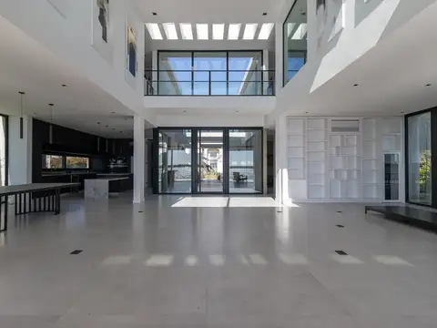 Casa 7 ambientes con 5 baños