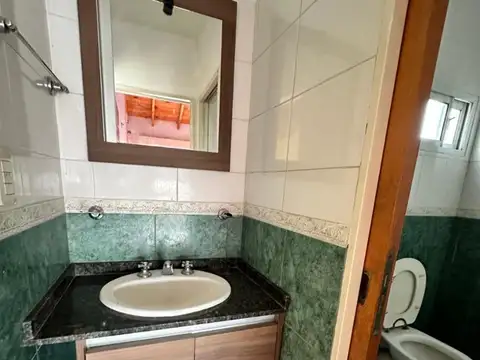 ALQUILER - DEPARTAMENTO 2 AMBIENTES - AL FRENTE CON BALCÓN Y PATIO