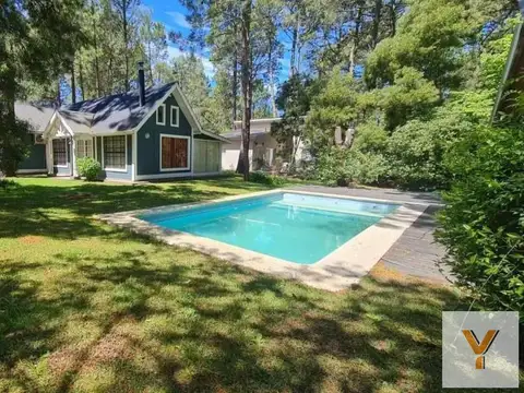 Casa en venta - 2 Dormitorios 2 Baños - 1045mts2 - Carilo