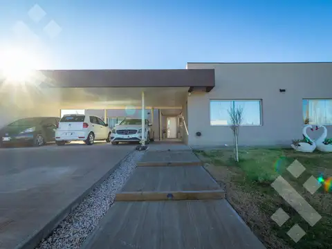 VENTA CASA 3 DORMI + QUINCHO CON PARRILLA Y PILETA - B° CERRADO ESTILO CHACRA - CIPOLLETTI