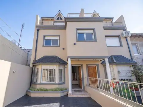 VENTA TRIPLEX DE 5 AMBIENTES C/ AMPLIO JARDIN, BALCON Y COCHERA - VILLA ADELINA - PERMUTA