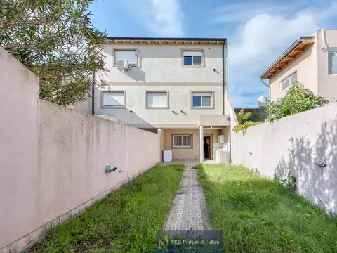 Casa 5 ambientes con 4 baños