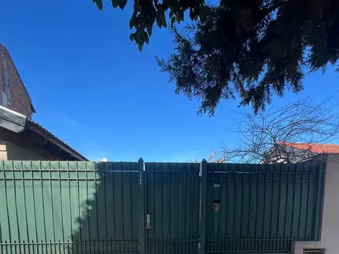 Impecable casa 4 amb con cochera, parque y atico. Muy buena ubicacion: Prospero G. Allemandri 1875, Temperley. Apto credito