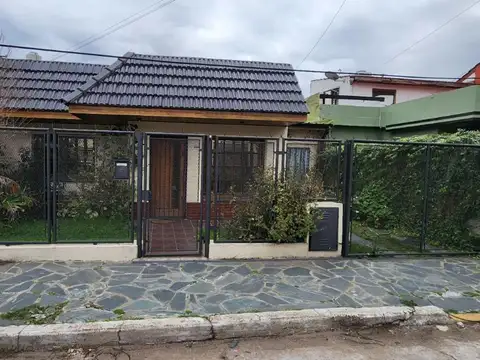 EXCELENTE PROPIEDAD DE 3 AMBIENTES CON E/ DE AUTO Y JARDIN