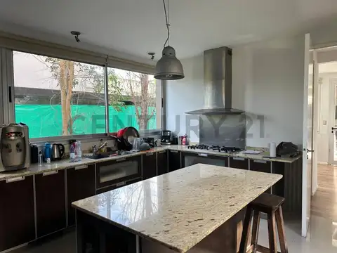 Casa 5 ambientes con 3 baños