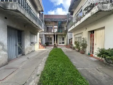 Casa en alquiler, dos dormitorios, patio, pasillo, sin expensas.