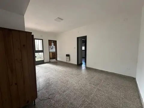 Casa en alquiler, dos dormitorios, patio, pasillo, sin expensas.