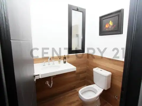 Casa en Alquiler con 2 cocheras