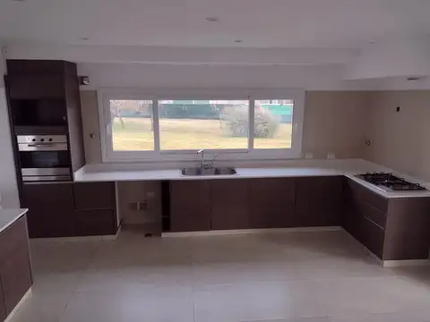 Casa 5 ambientes con 4 baños