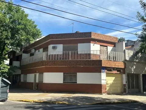 CASA EN ESQUINA, 9.17 X 11 MTS APROX, 150 MTS2 APROX EN DOS PLANTAS Y OPCION POSIBLE TERRAZA