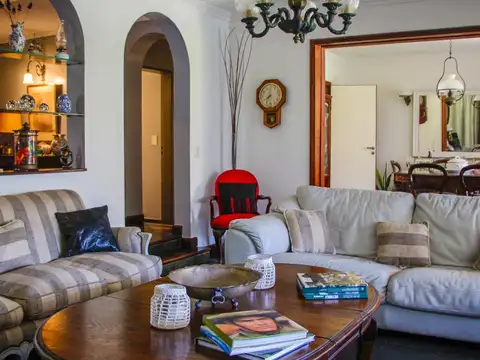 Casa 8 ambientes con 6 baños