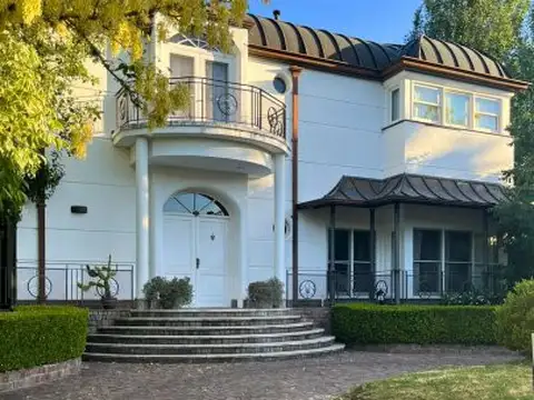 Exclusiva Casa en Venta en el Barrio Abril - Club de Campo