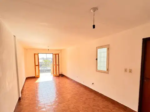 ALQUILER! Amplio departamento de 3 dormitorios en Crisóstomo Álvarez 2165 (piso 3 por escalera)